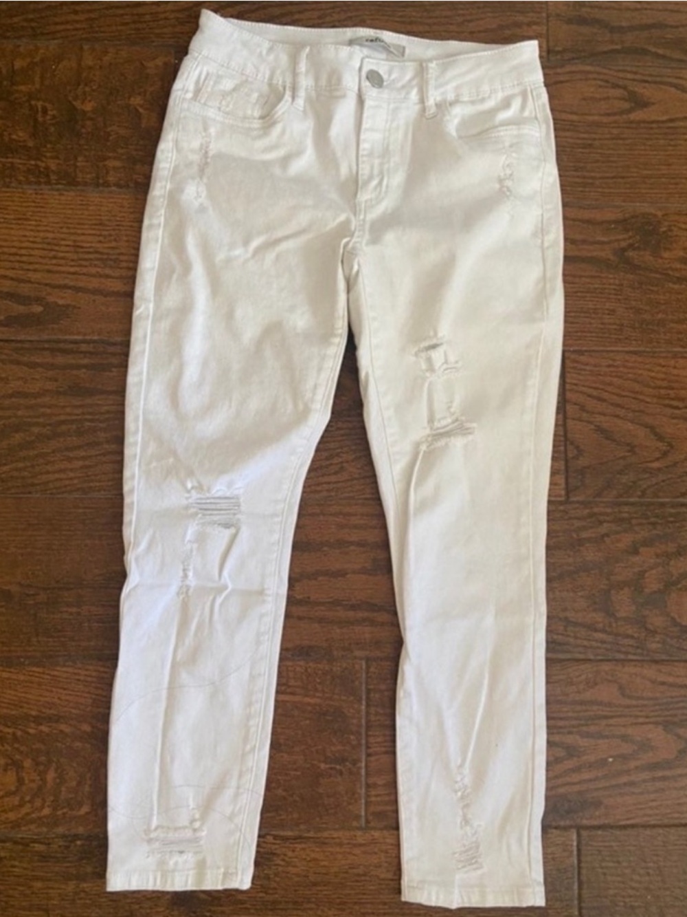 refuge White Skinny Jeans with Distressed Knees